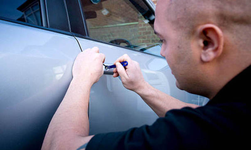 cerrajero Vigo abriendo coche